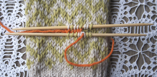 Afterthought thumb removing waste yarn